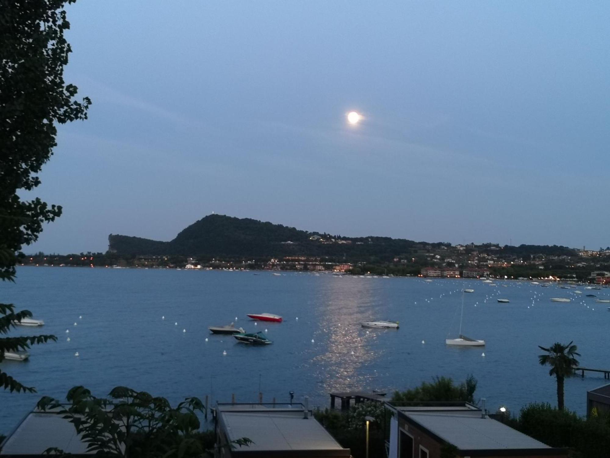 Note Di Lago Manerba del Garda Luaran gambar